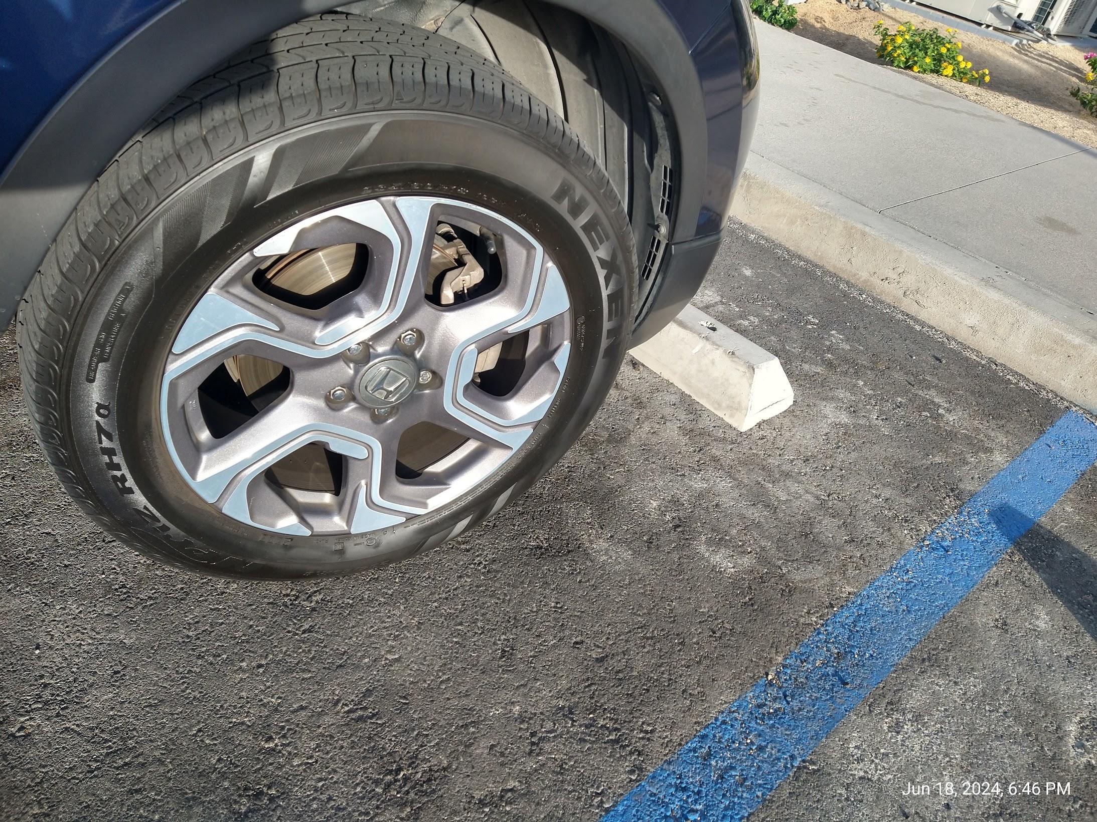 Honda CR-V wheel and tire after full detail